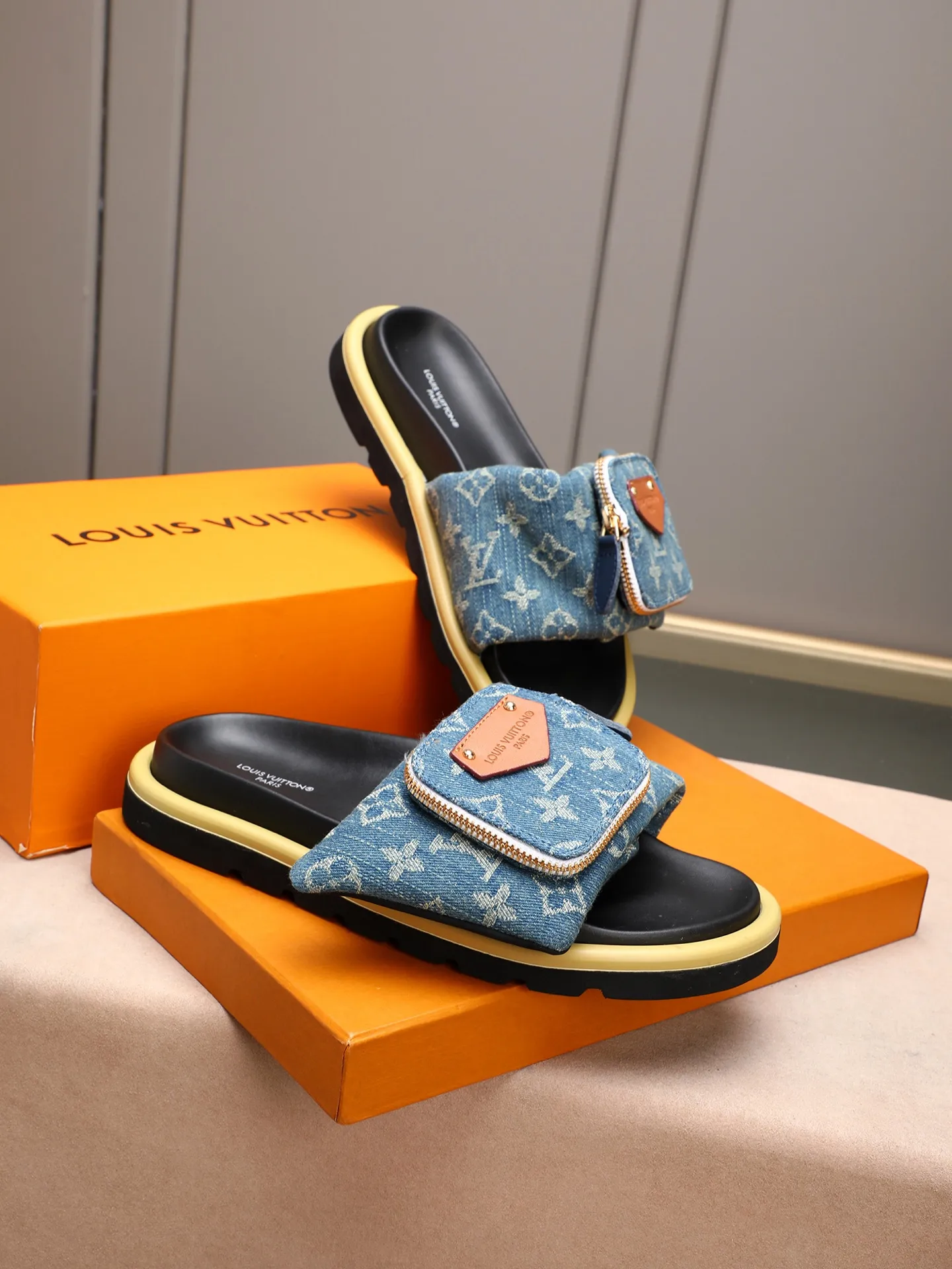PP400 couple model with drawer box [LOUIS VUITTON] Louis Vuitton, the latest LV official website printed wallet and men's and women's slippers🔥🔥🔥 are now on the market. The drawer box is packed with cloth bags and cards. The upper pattern looks very soft and waxy, and it is a super versatile leg slimming tool. Fabric: Imported denim/down silk cotton embossed, official website pattern printing, lining: water-dyed sheepskin down filling, comfortable to wear, feet: high elastic PU water table. Sole: foam sole, heel height: about 5cm. Size 35-46, 35, 45 and 46 are custom-made and cannot be returned or exchanged. Color: multiple colors available.